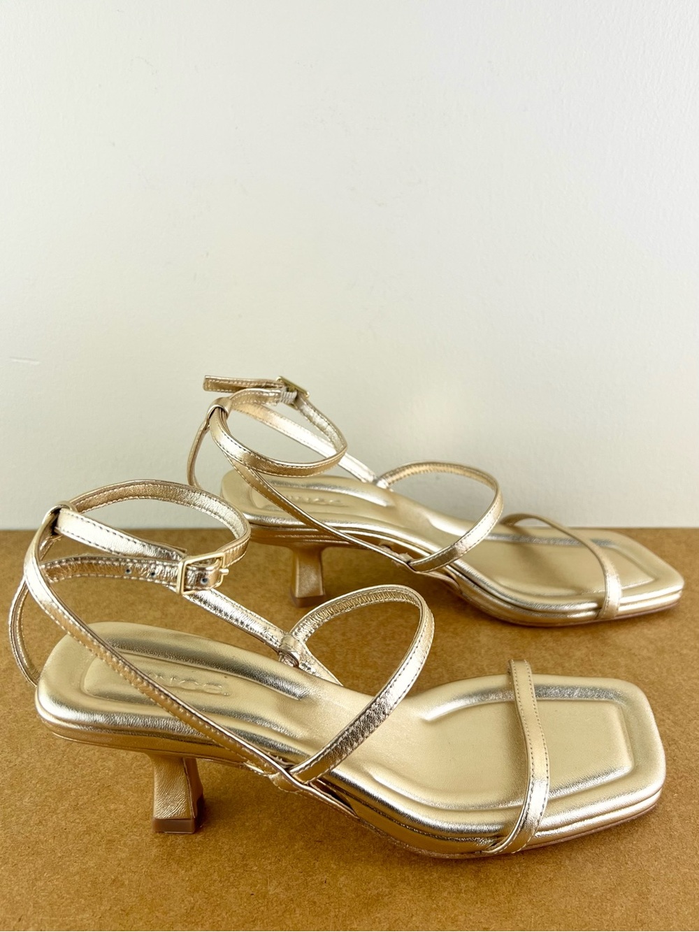 NEW VINCE GOLD LEATHER KITTEN HEEL SANDALS - Picture 3 of 12